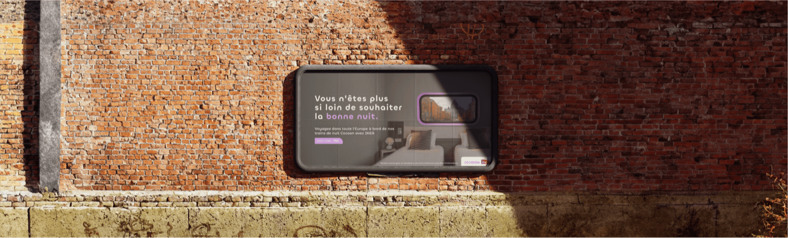 Affichage urbain aux teintes nocturnes.
